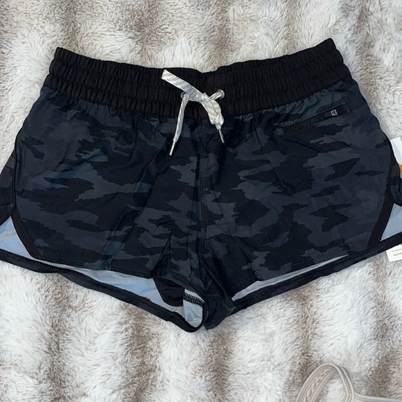 Vuori Pants - Vuori NWT Black Watercolor Camo Women's Shorts size Small